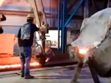 Multifunkcionalni manipulator lijevanja ispred peći primjenjiv na industriju lijevanja