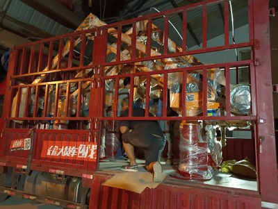 Dva manipulatora za ulivanje se naplaćuju